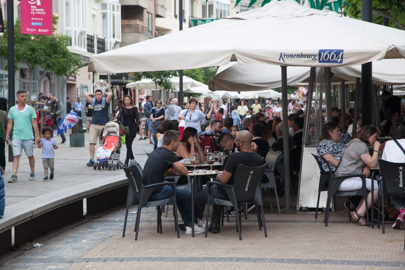 Fotos: Ambiente en las calles de Logroño por San Bernabé: el sábado