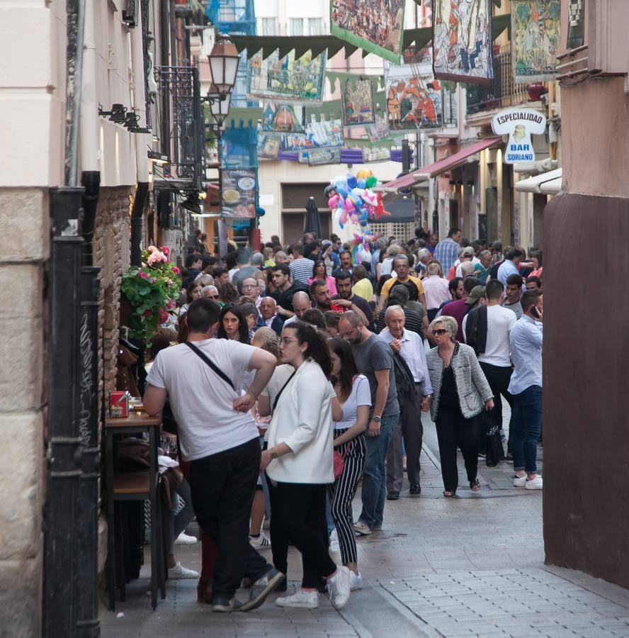 Fotos: Ambiente en las calles de Logroño por San Bernabé: el sábado