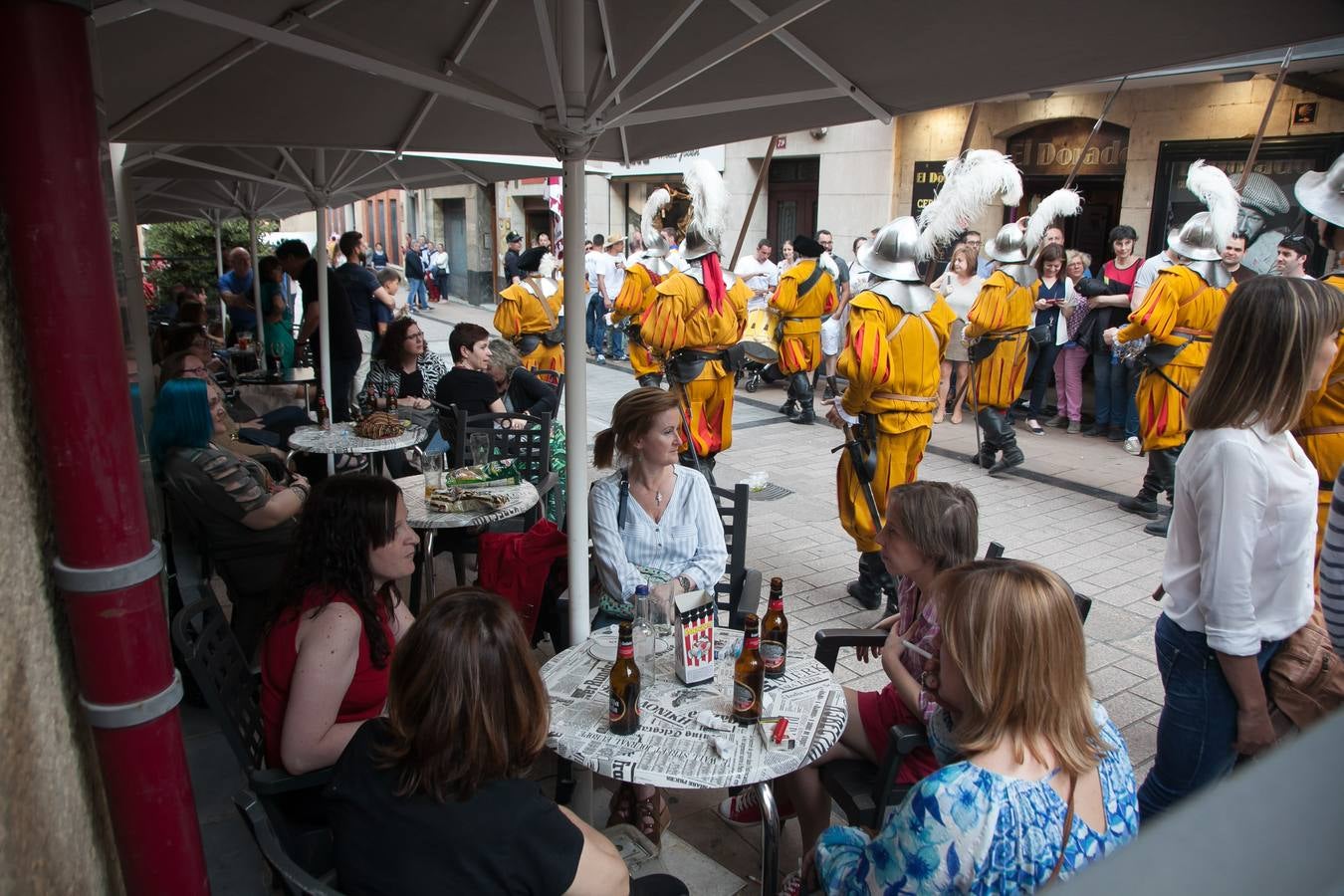 Fotos: Ambiente en las calles de Logroño por San Bernabé: el sábado