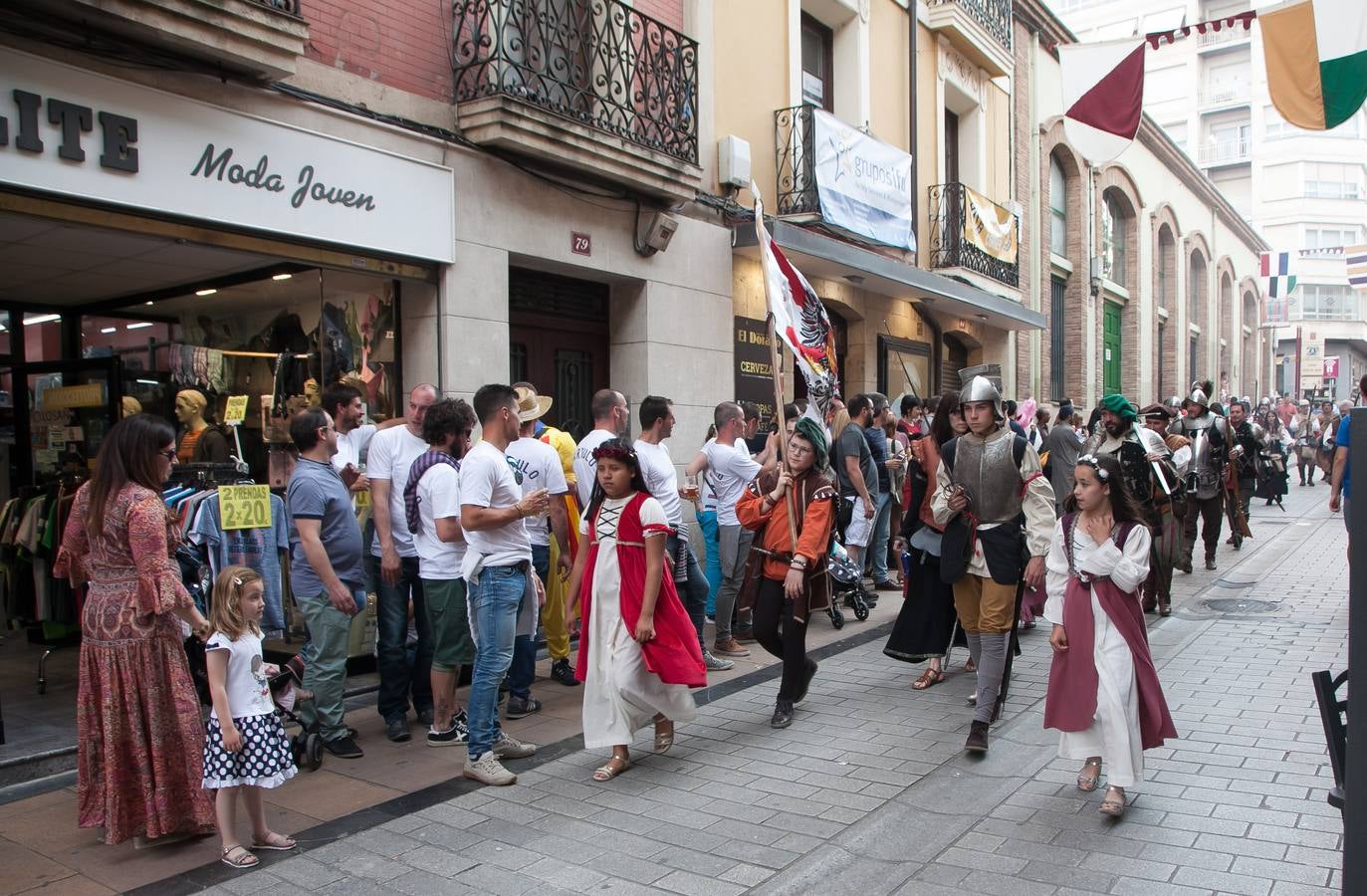Fotos: Ambiente en las calles de Logroño por San Bernabé: el sábado