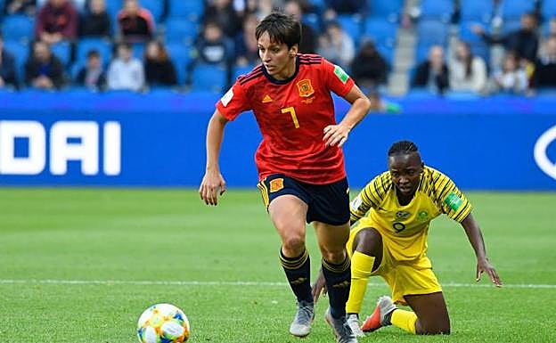 Marta Corredera (i) avanza con el balón ante a mirada de Amanda Mthandi (d).