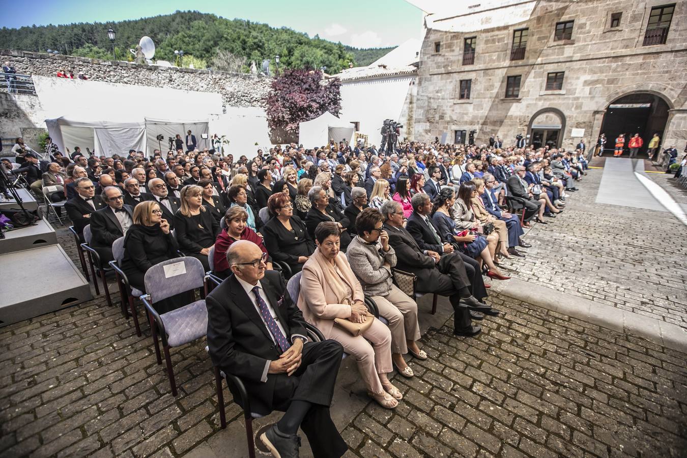 San Millán de la Cogolla ha acogido la celebración institucional del 9 de junio con la entrega de las Medallas de La Rioja, el Galardón de las Artes y las distinciones de Riojanos Ilustres 