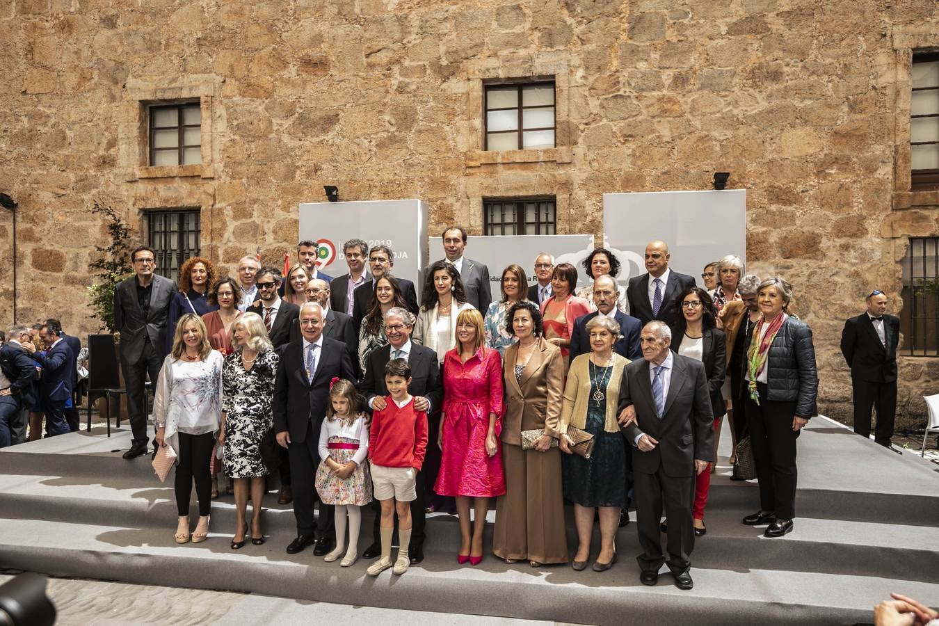 San Millán de la Cogolla ha acogido la celebración institucional del 9 de junio con la entrega de las Medallas de La Rioja, el Galardón de las Artes y las distinciones de Riojanos Ilustres 