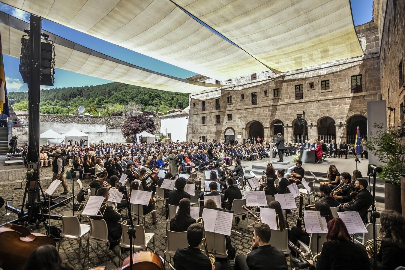 San Millán de la Cogolla ha acogido la celebración institucional del 9 de junio con la entrega de las Medallas de La Rioja, el Galardón de las Artes y las distinciones de Riojanos Ilustres 