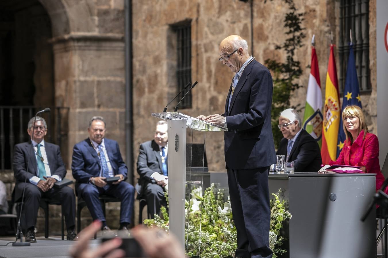 San Millán de la Cogolla ha acogido la celebración institucional del 9 de junio con la entrega de las Medallas de La Rioja, el Galardón de las Artes y las distinciones de Riojanos Ilustres 