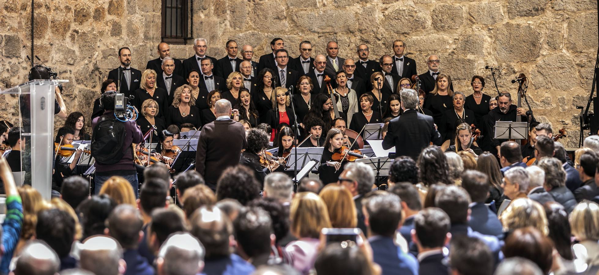 San Millán de la Cogolla ha acogido la celebración institucional del 9 de junio con la entrega de las Medallas de La Rioja, el Galardón de las Artes y las distinciones de Riojanos Ilustres 