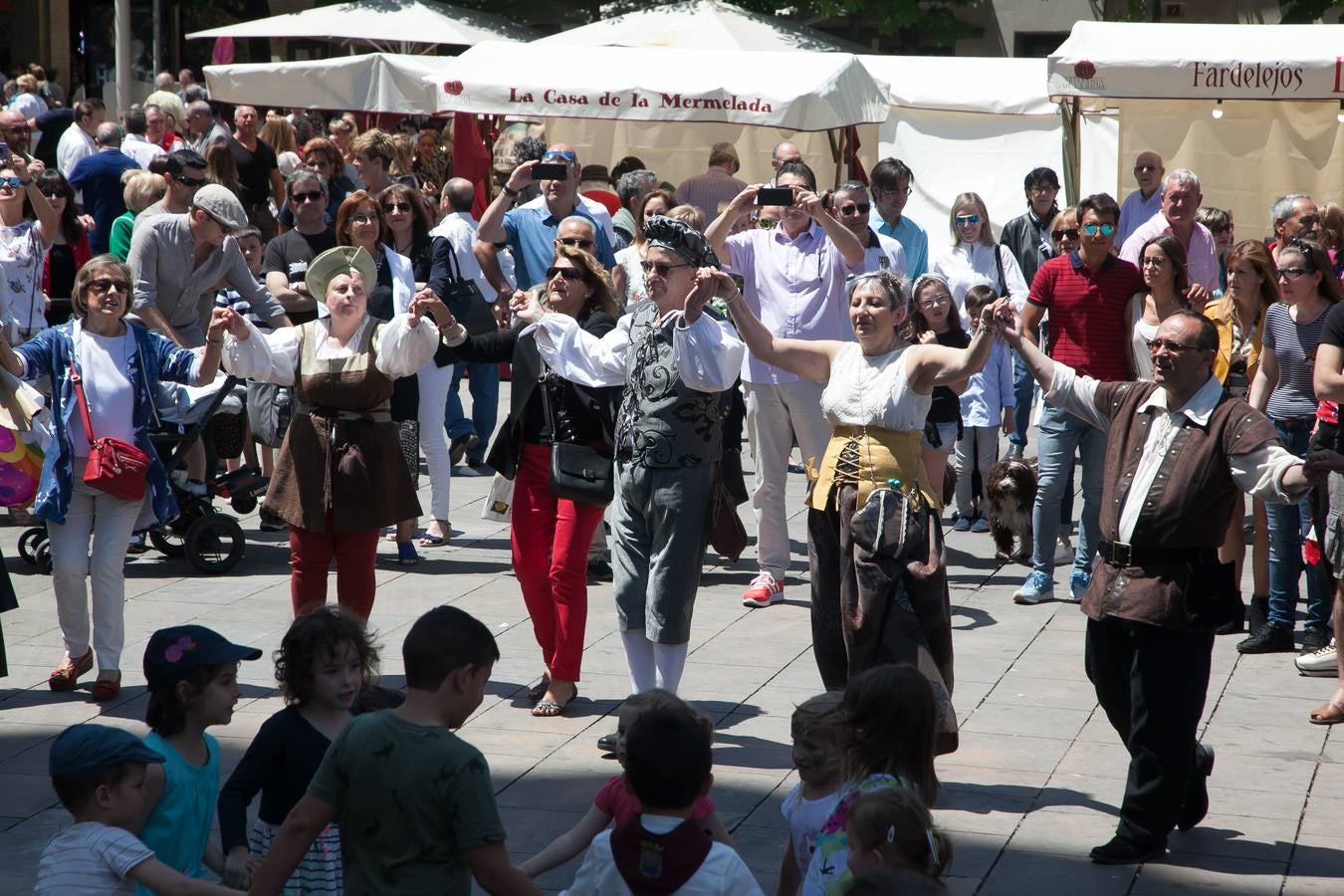 Fotos: Un domingo muy festivo en Logroño