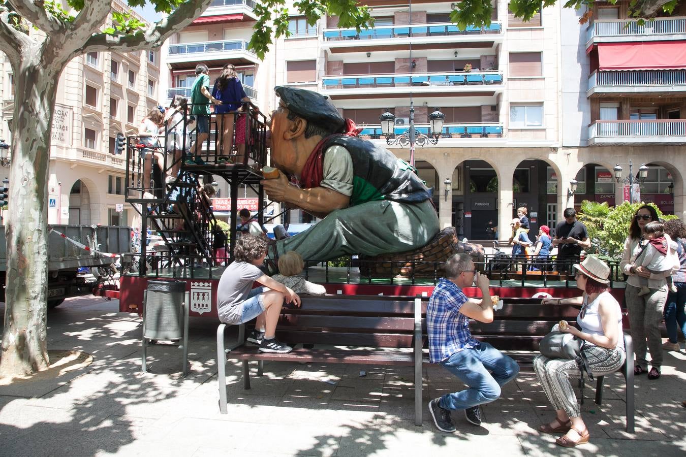 Fotos: Un domingo muy festivo en Logroño