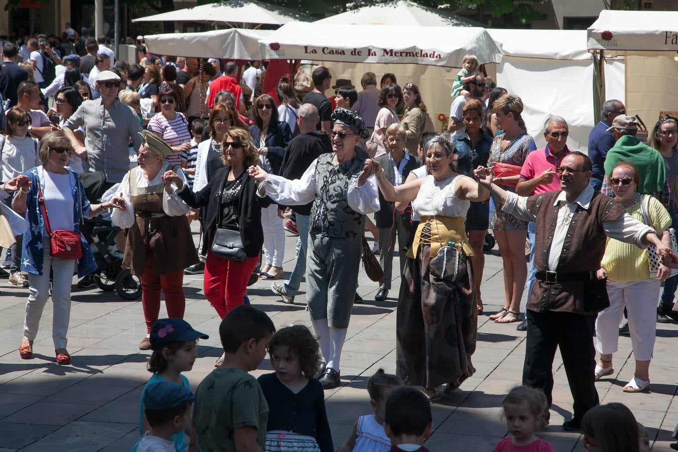 Fotos: Un domingo muy festivo en Logroño