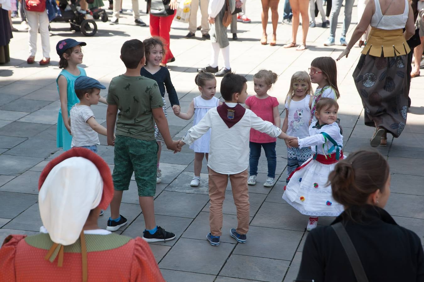 Fotos: Un domingo muy festivo en Logroño