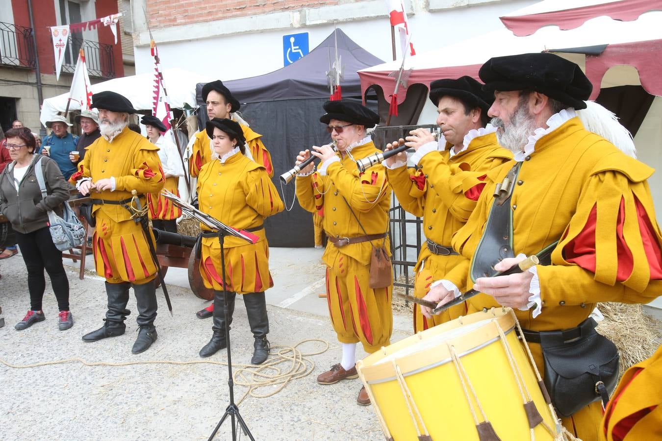 Fotos: Los franceses acampan a orillas del Ebro