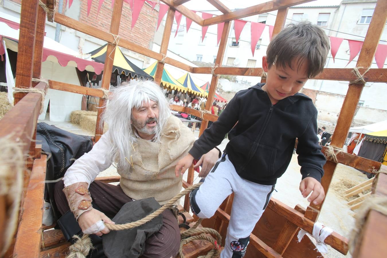 Fotos: Los franceses acampan a orillas del Ebro