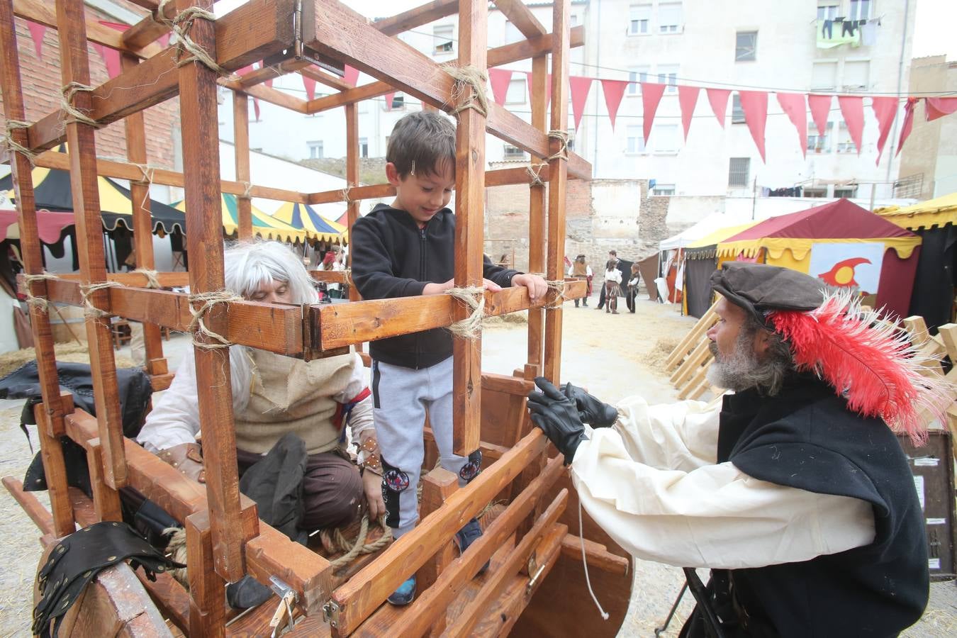 Fotos: Los franceses acampan a orillas del Ebro