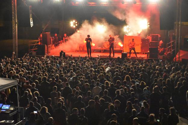 Actuación de Desakato con la pista llena de público en el KalagurriRock, el sábado.