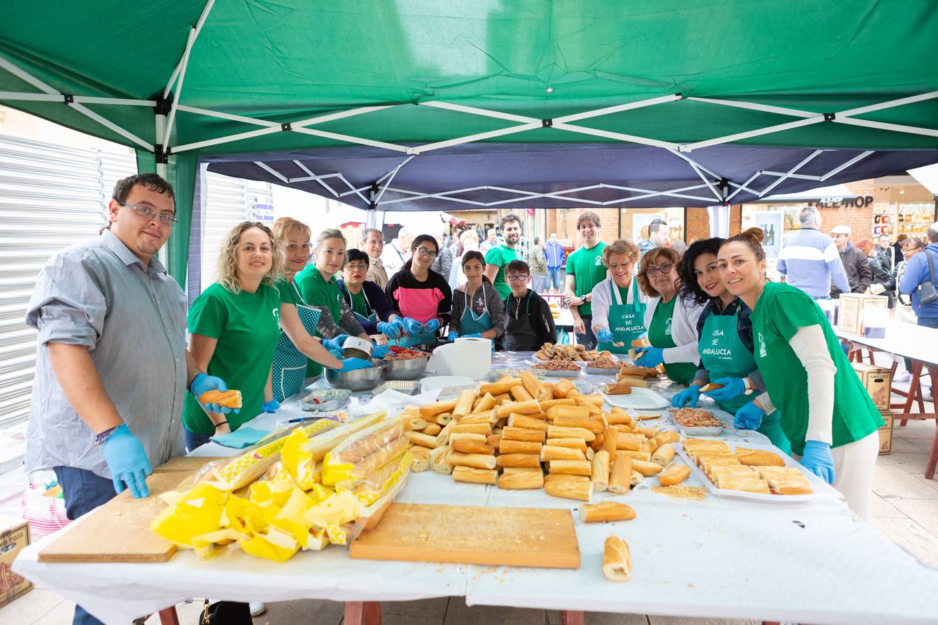 Fotos: La Casa de Andalucía ofrece una degustación de bocatita de melva con pimientos