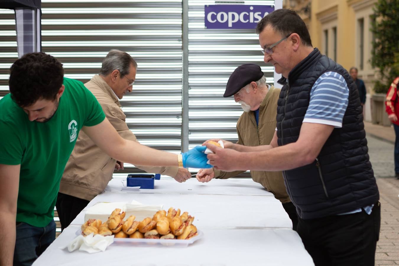 Fotos: La Casa de Andalucía ofrece una degustación de bocatita de melva con pimientos