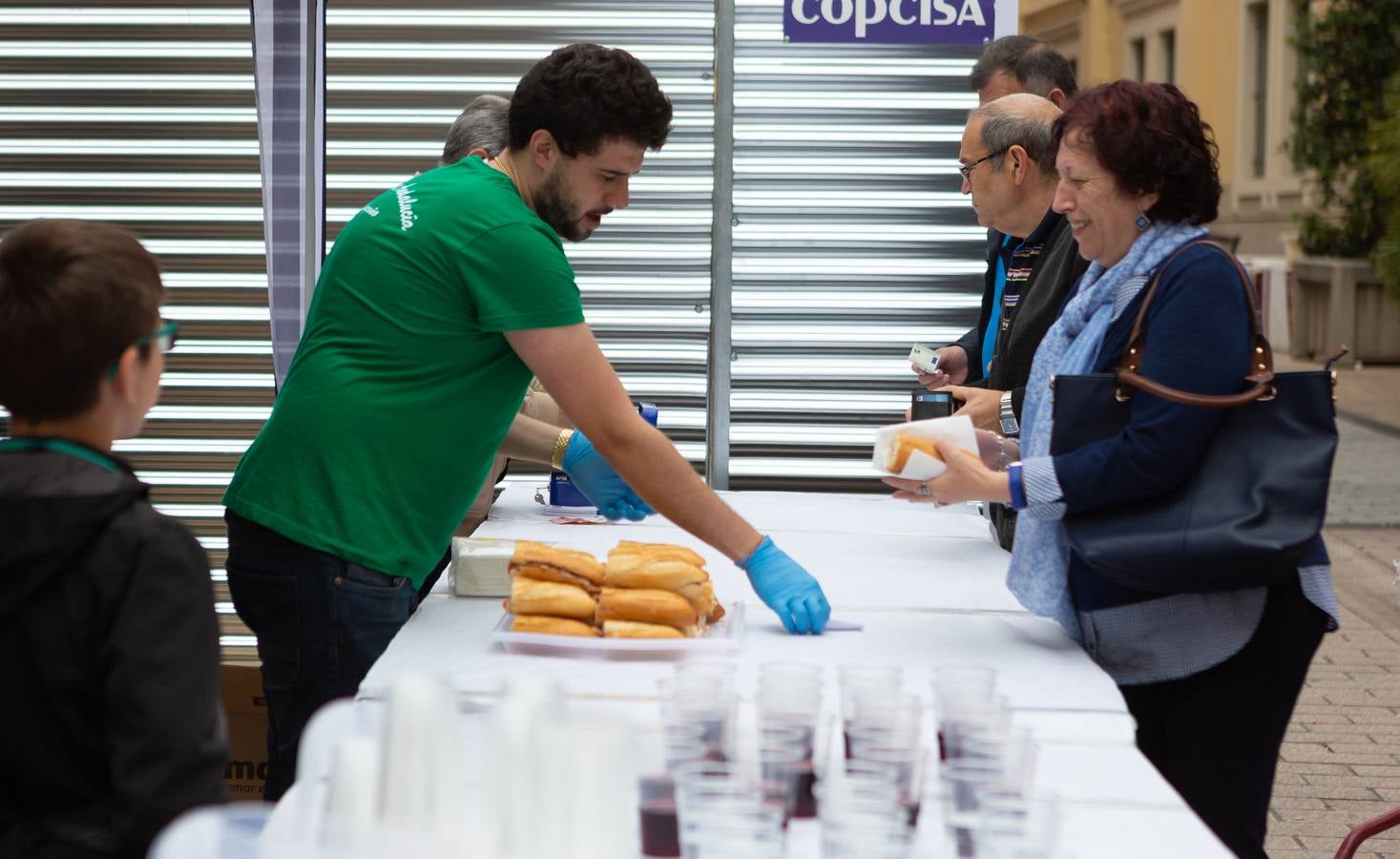 Fotos: La Casa de Andalucía ofrece una degustación de bocatita de melva con pimientos