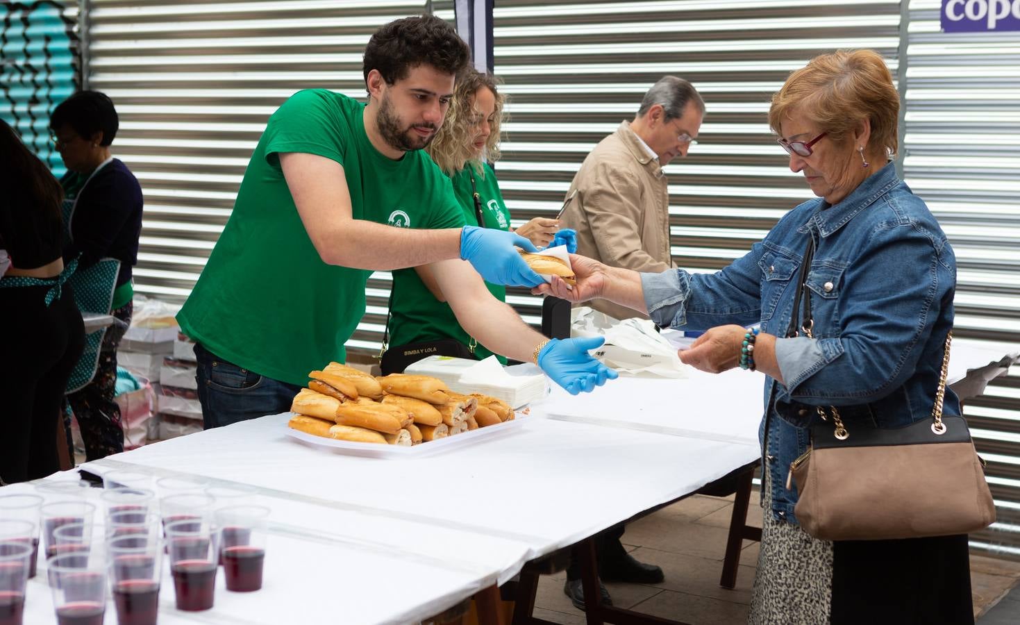 Fotos: La Casa de Andalucía ofrece una degustación de bocatita de melva con pimientos