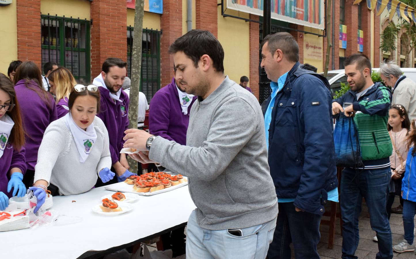 Fotos: Degustación de embuchados a cargo de la Peña La Uva