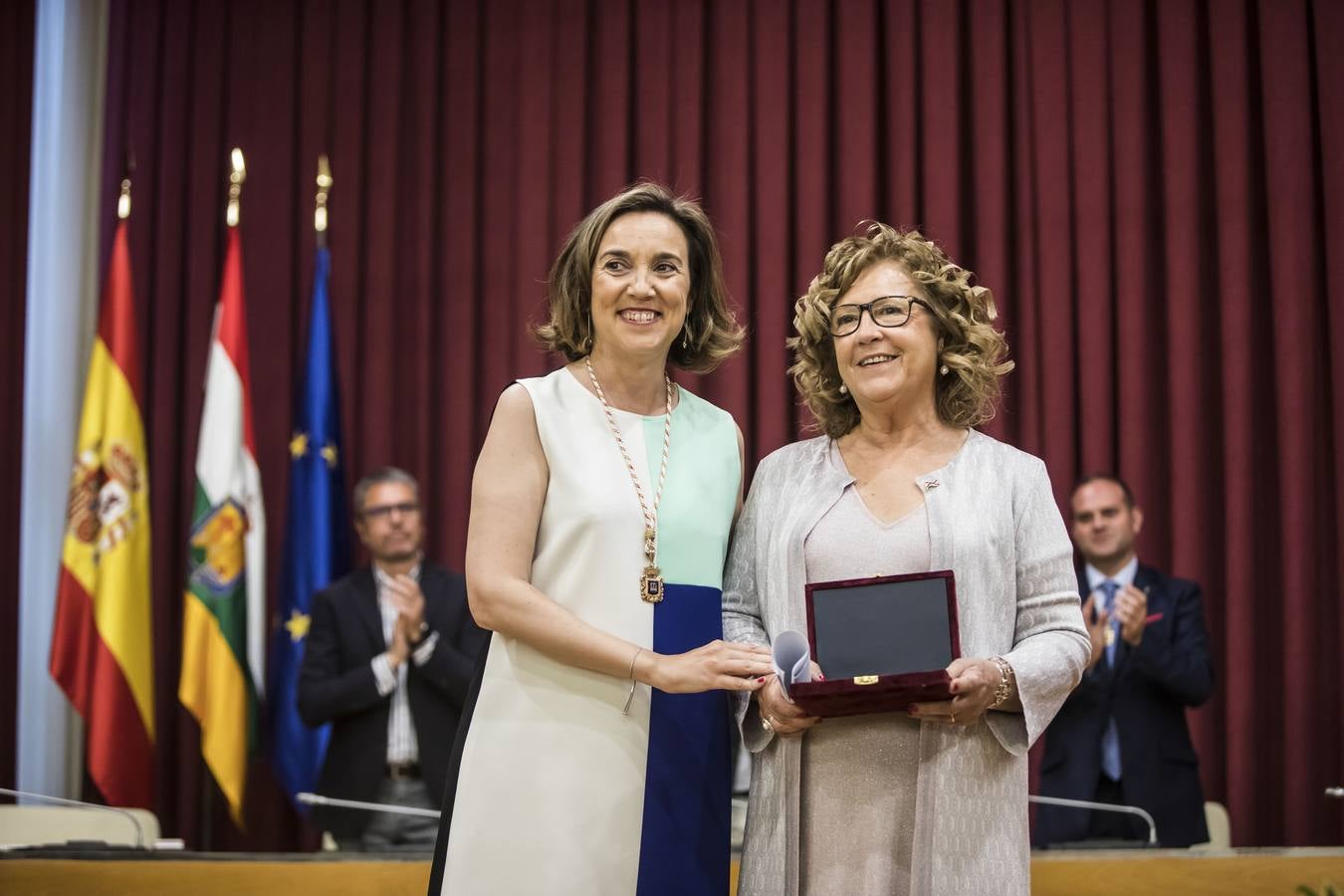 Acto de entrega de la Insignias de San Bernabé, en esta ocasión, al periodista Fernando Lázaro; la presidenta del CERMI, Manoli Muro; el médico Joaquín Yangüela; y la voluntaria María Jesús Romero