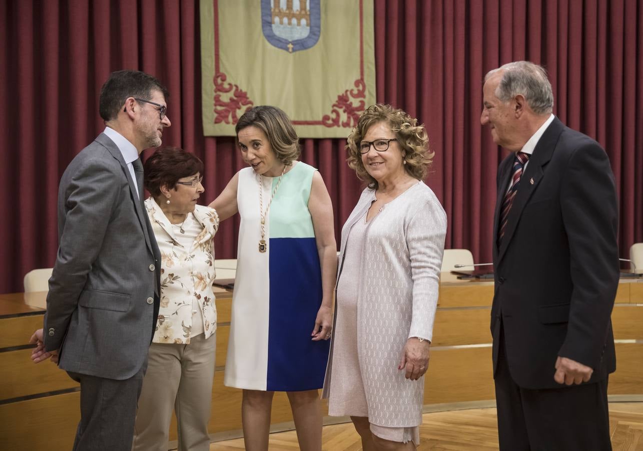 Acto de entrega de la Insignias de San Bernabé, en esta ocasión, al periodista Fernando Lázaro; la presidenta del CERMI, Manoli Muro; el médico Joaquín Yangüela; y la voluntaria María Jesús Romero