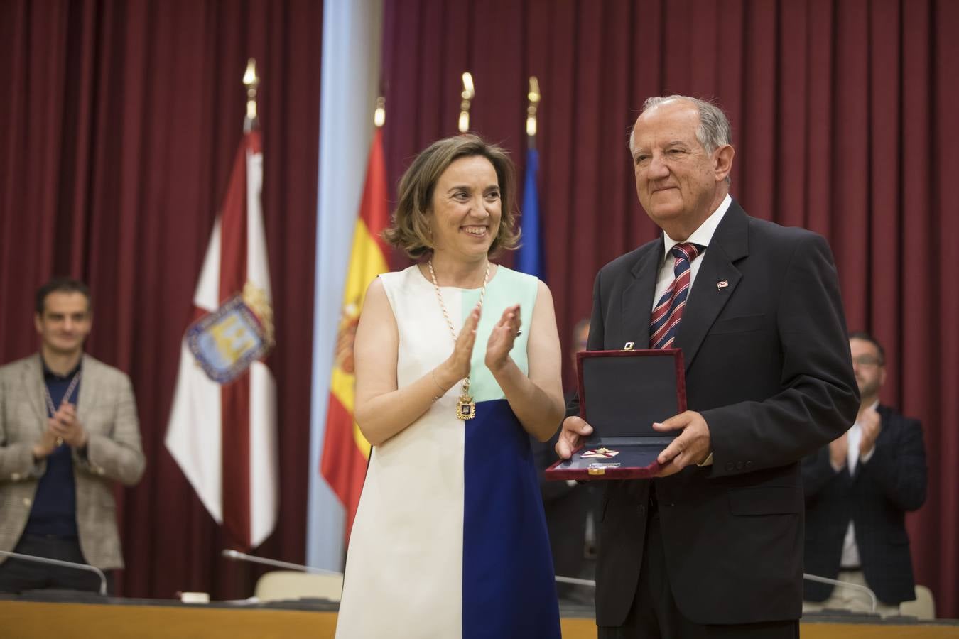 Acto de entrega de la Insignias de San Bernabé, en esta ocasión, al periodista Fernando Lázaro; la presidenta del CERMI, Manoli Muro; el médico Joaquín Yangüela; y la voluntaria María Jesús Romero