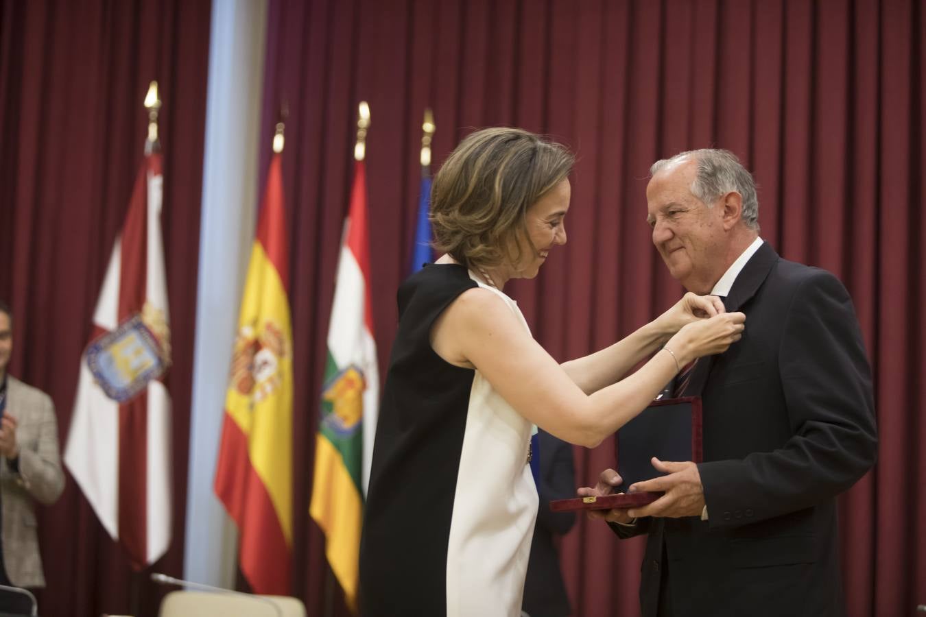 Acto de entrega de la Insignias de San Bernabé, en esta ocasión, al periodista Fernando Lázaro; la presidenta del CERMI, Manoli Muro; el médico Joaquín Yangüela; y la voluntaria María Jesús Romero