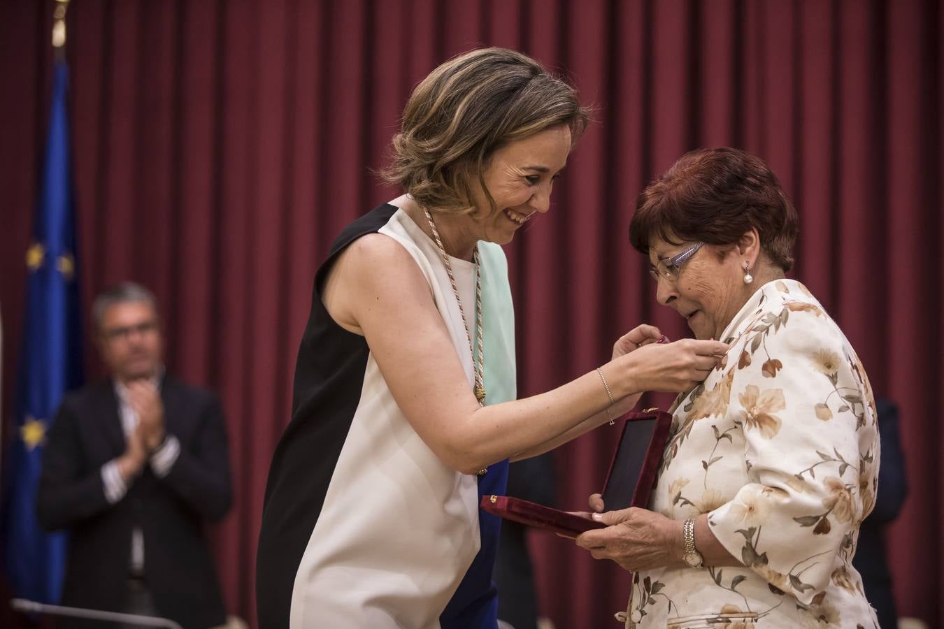 Acto de entrega de la Insignias de San Bernabé, en esta ocasión, al periodista Fernando Lázaro; la presidenta del CERMI, Manoli Muro; el médico Joaquín Yangüela; y la voluntaria María Jesús Romero