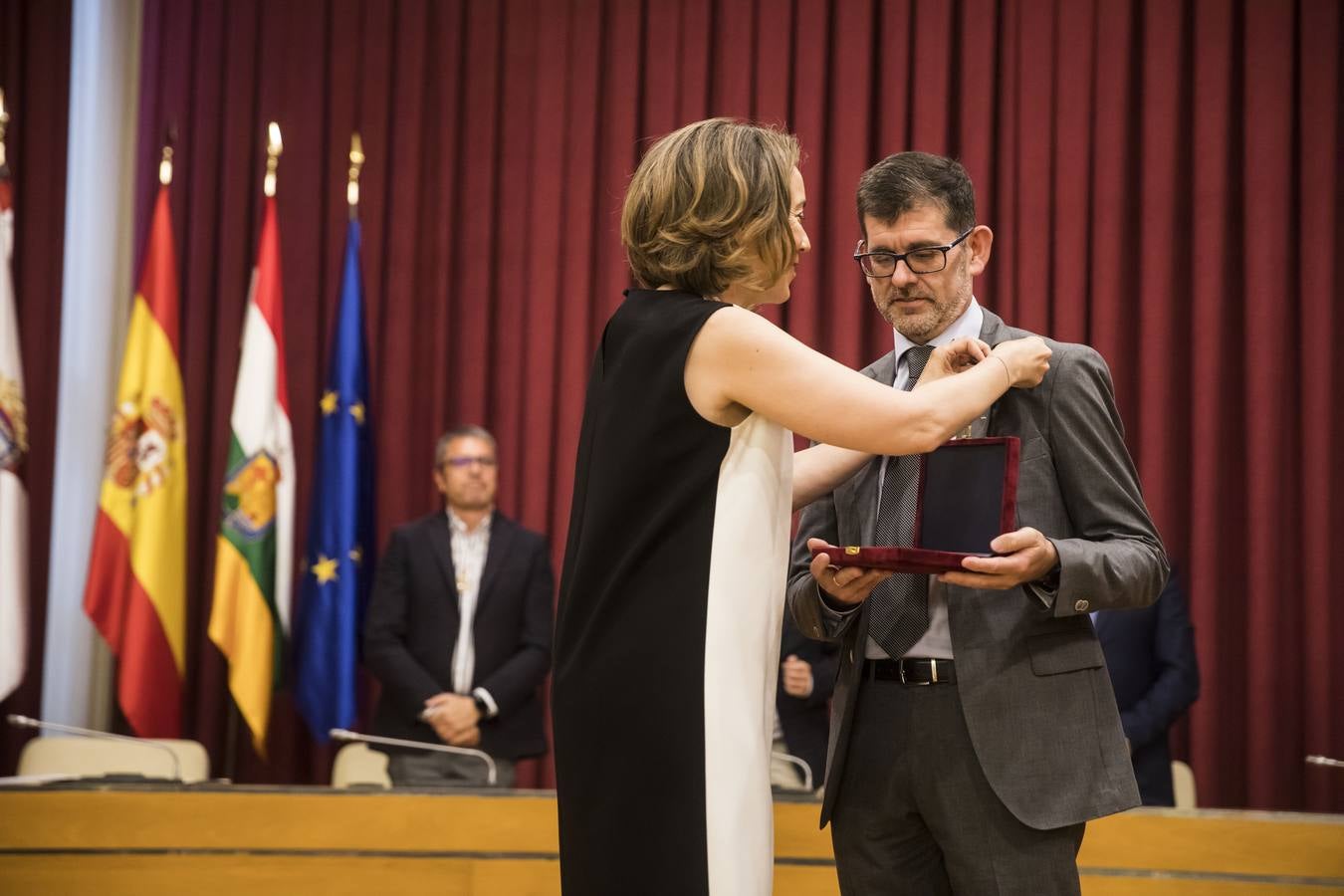 Acto de entrega de la Insignias de San Bernabé, en esta ocasión, al periodista Fernando Lázaro; la presidenta del CERMI, Manoli Muro; el médico Joaquín Yangüela; y la voluntaria María Jesús Romero