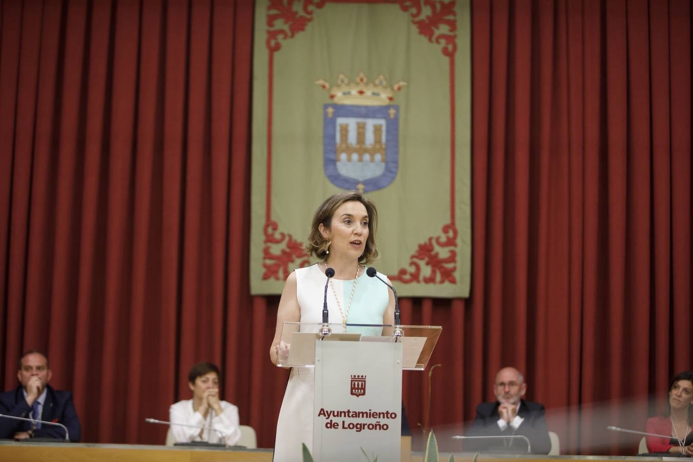 Acto de entrega de la Insignias de San Bernabé, en esta ocasión, al periodista Fernando Lázaro; la presidenta del CERMI, Manoli Muro; el médico Joaquín Yangüela; y la voluntaria María Jesús Romero