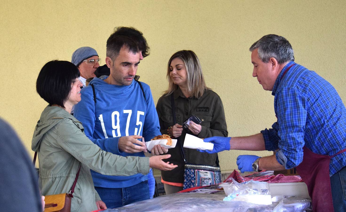 Fotos: Degustación de lomo con pimientos en la calle Ruavieja