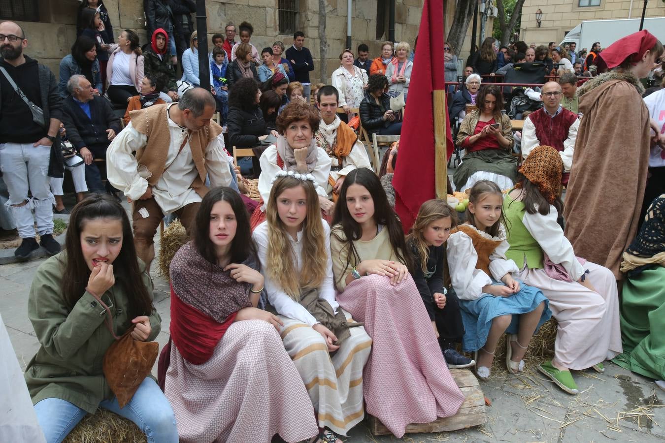 Fotos: Teatro y actuaciones en la calle por San Bernabé