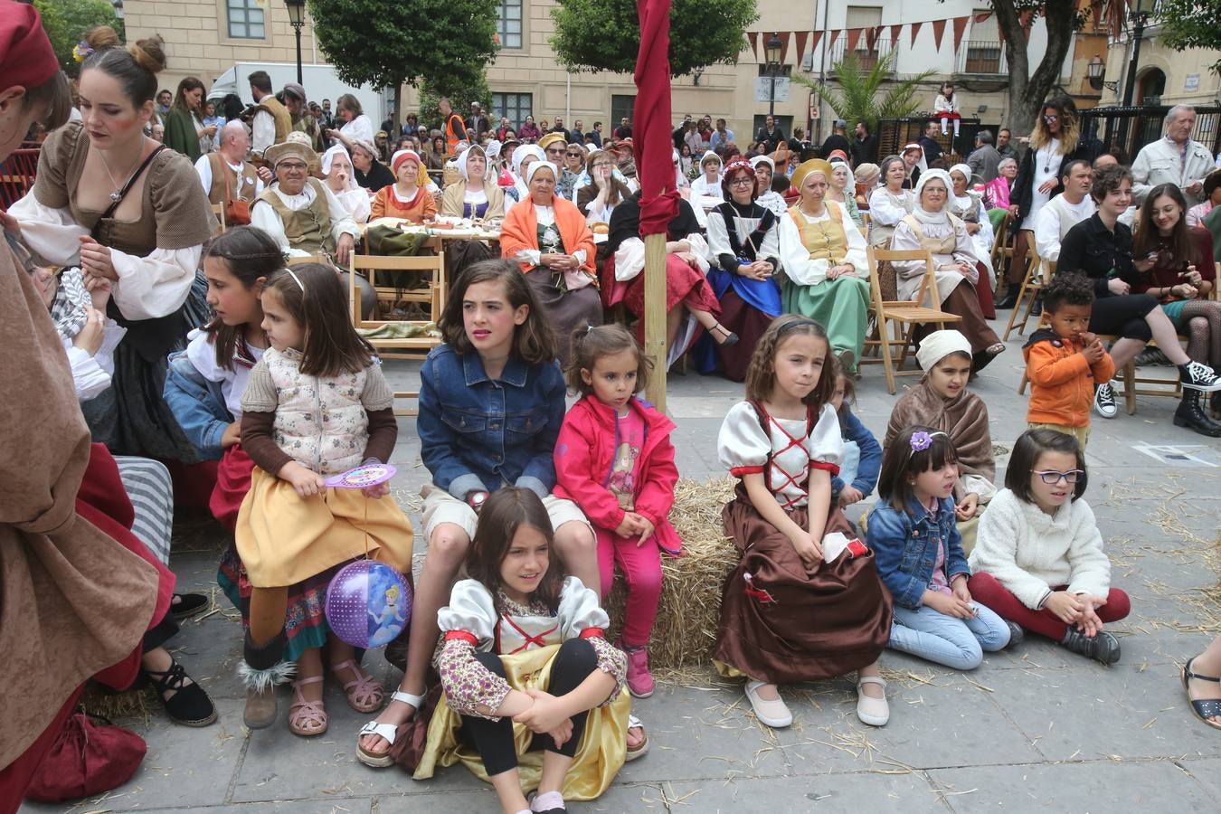 Fotos: Teatro y actuaciones en la calle por San Bernabé