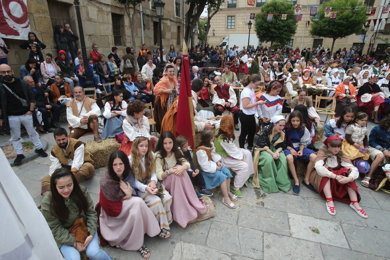 Fotos: Teatro y actuaciones en la calle por San Bernabé