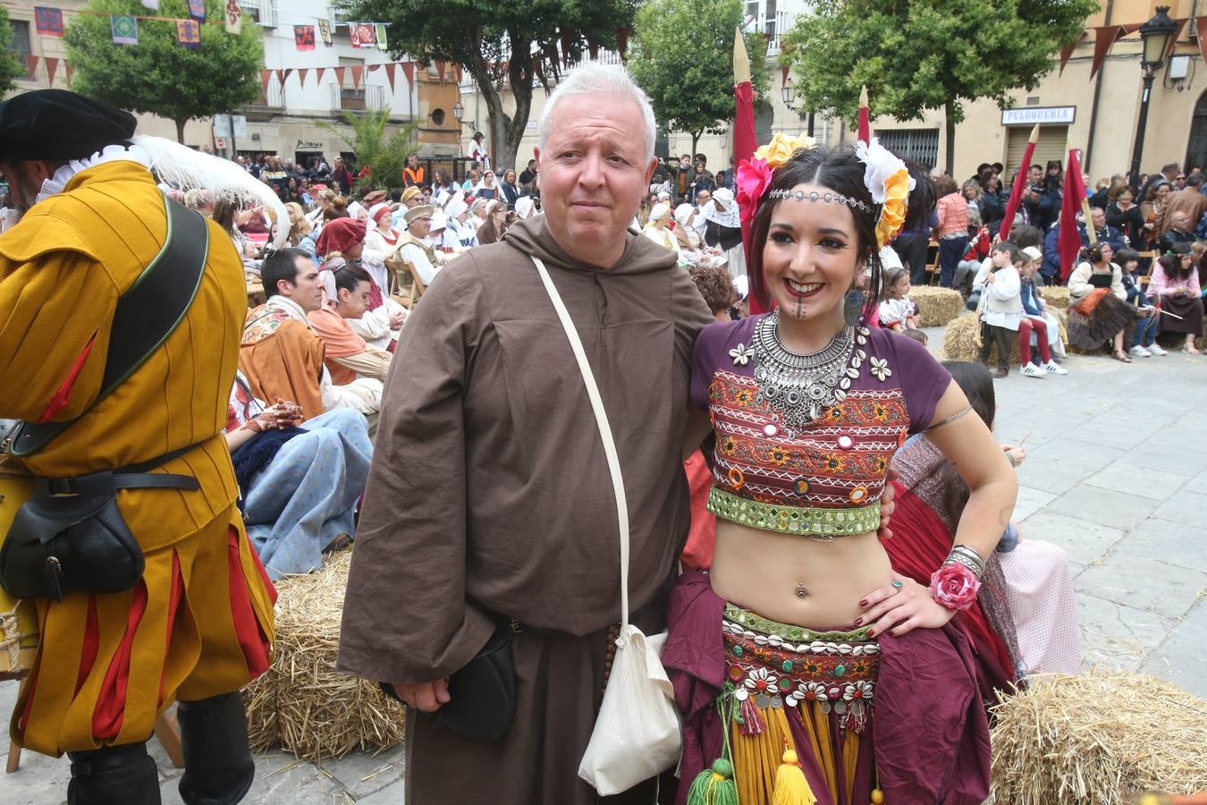 Fotos: Teatro y actuaciones en la calle por San Bernabé