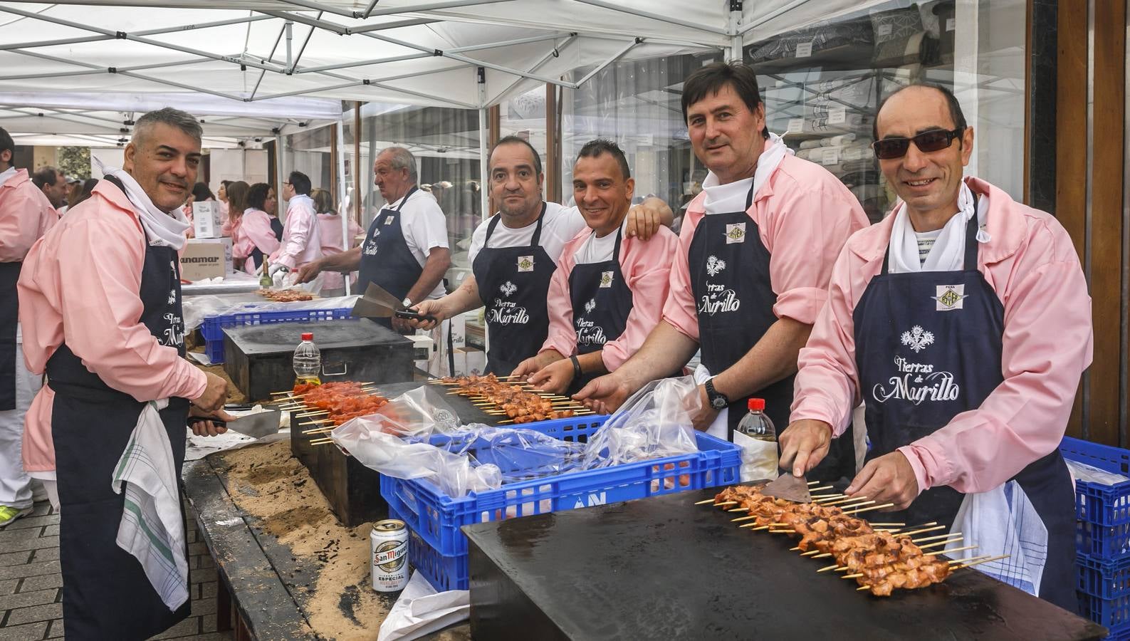 Fotos: Degustación de zapatilla de jamón, de la Asociación de vecinos del Centro Histórico, y de Pincho Moruno, de Peña Áster, y de chorizo, de