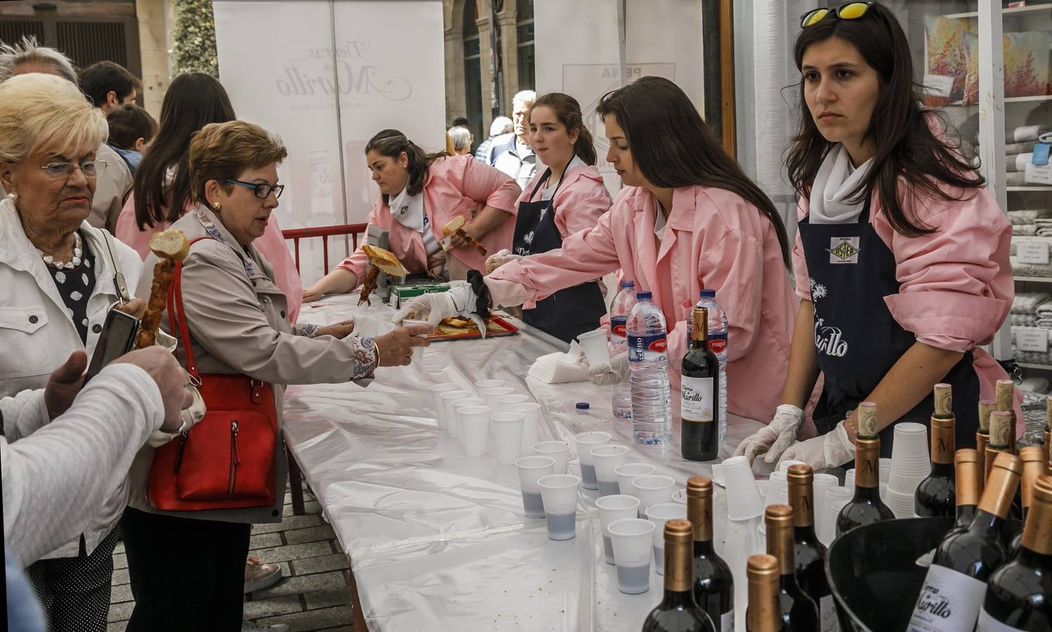 Fotos: Degustación de zapatilla de jamón, de la Asociación de vecinos del Centro Histórico, y de Pincho Moruno, de Peña Áster, y de chorizo, de