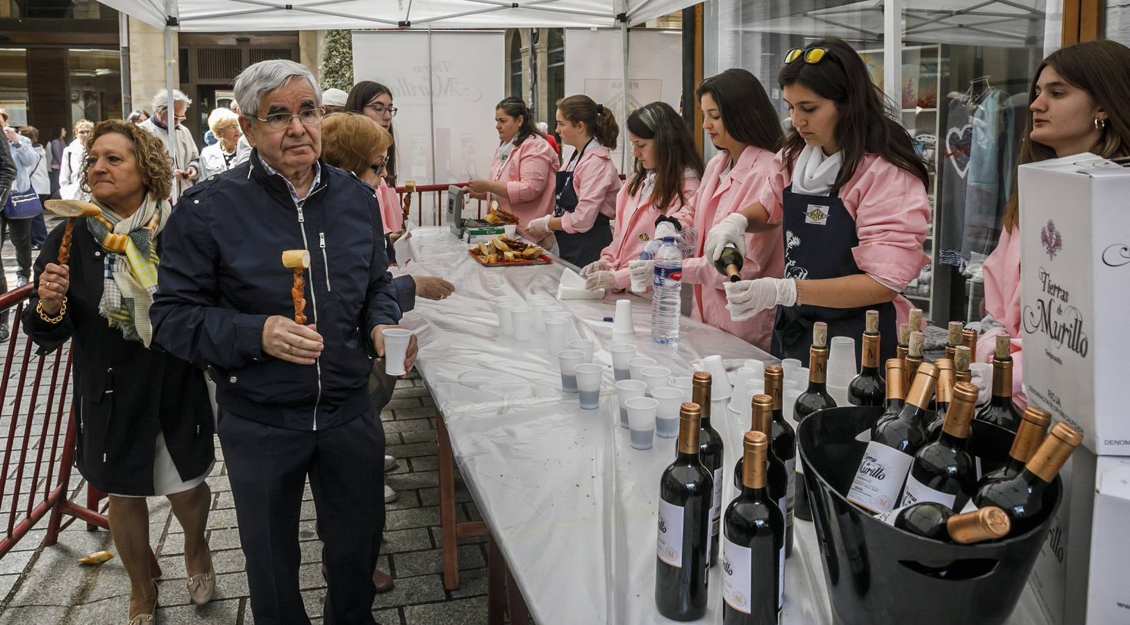 Fotos: Degustación de zapatilla de jamón, de la Asociación de vecinos del Centro Histórico, y de Pincho Moruno, de Peña Áster, y de chorizo, de