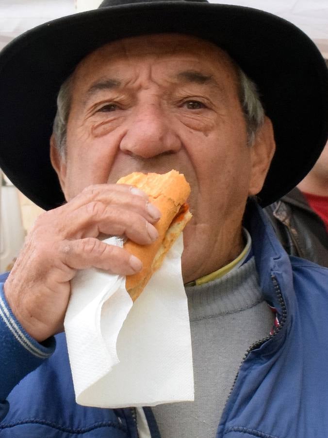 Fotos: Degustación de zapatilla de jamón, de la Asociación de vecinos del Centro Histórico, y de Pincho Moruno, de Peña Áster, y de chorizo, de