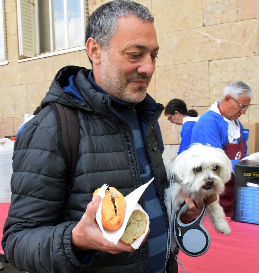 Fotos: Degustación de zapatilla de jamón, de la Asociación de vecinos del Centro Histórico, y de Pincho Moruno, de Peña Áster, y de chorizo, de