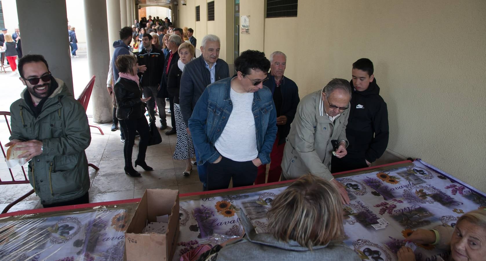 Fotos: Degustación de zapatilla de jamón, de la Asociación de vecinos del Centro Histórico, y de Pincho Moruno, de Peña Áster, y de chorizo, de