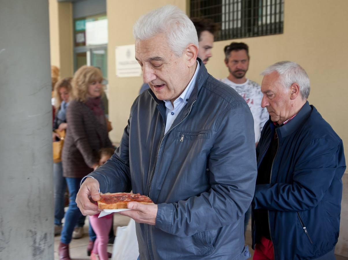 Fotos: Degustación de zapatilla de jamón, de la Asociación de vecinos del Centro Histórico, y de Pincho Moruno, de Peña Áster, y de chorizo, de