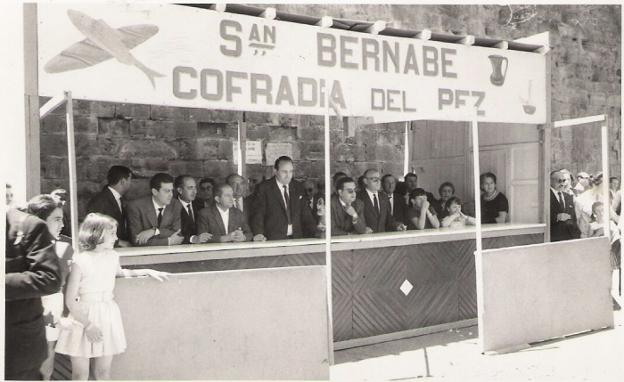 Caseta con un mostrador que servía a la Cofradía del Pez para el reparto del pez, pan y vino en las fiestas de San Bernabé en los años 60. 