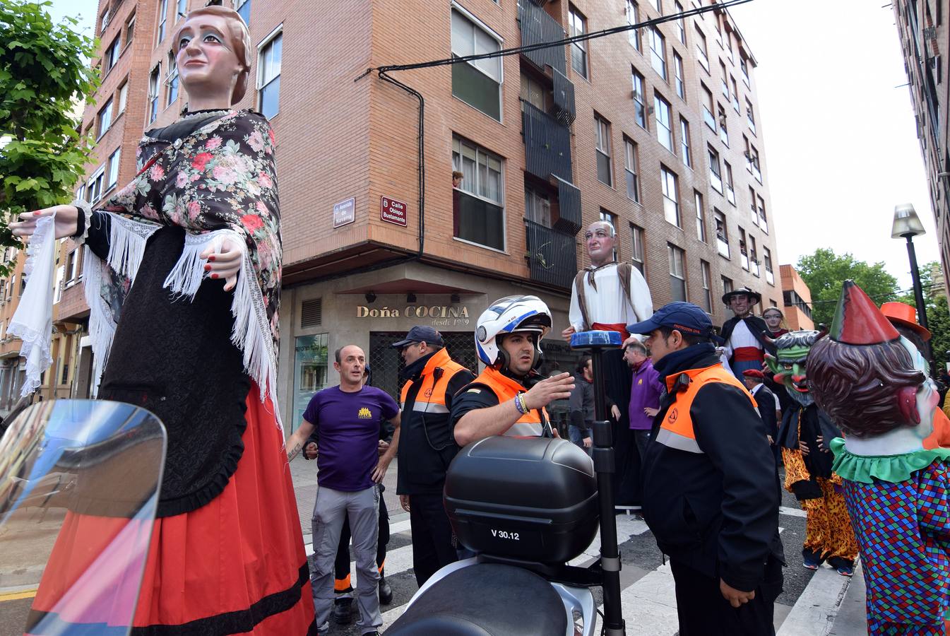 Fotos: Los Gigantes y Cabezudos divierten a pequeños y mayores en la mañana de San Bernabé