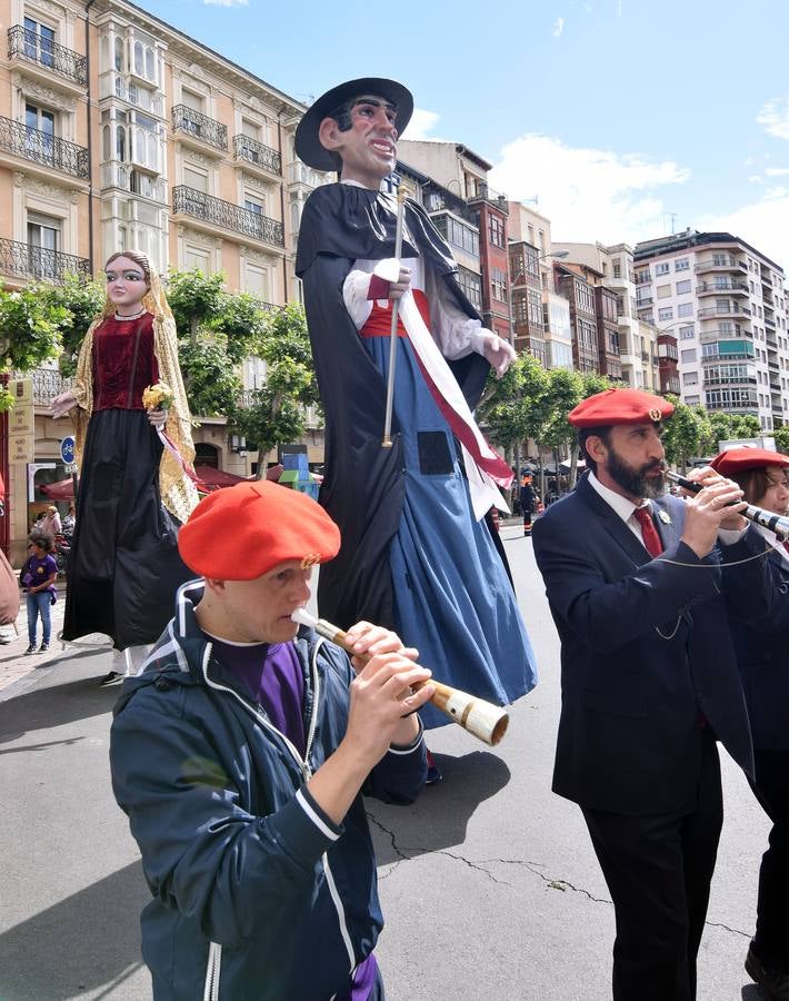 Fotos: Los Gigantes y Cabezudos divierten a pequeños y mayores en la mañana de San Bernabé