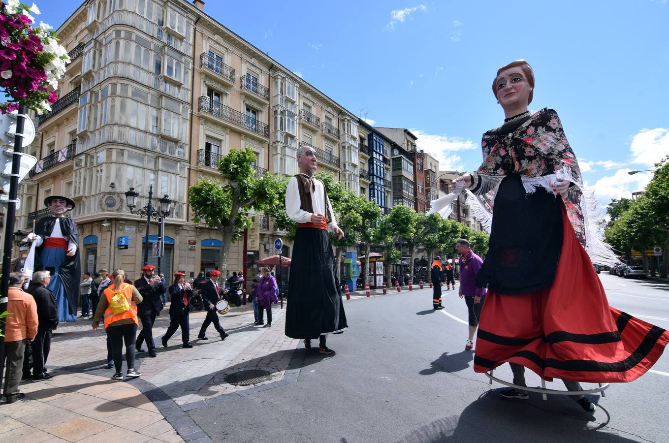 Fotos: Los Gigantes y Cabezudos divierten a pequeños y mayores en la mañana de San Bernabé