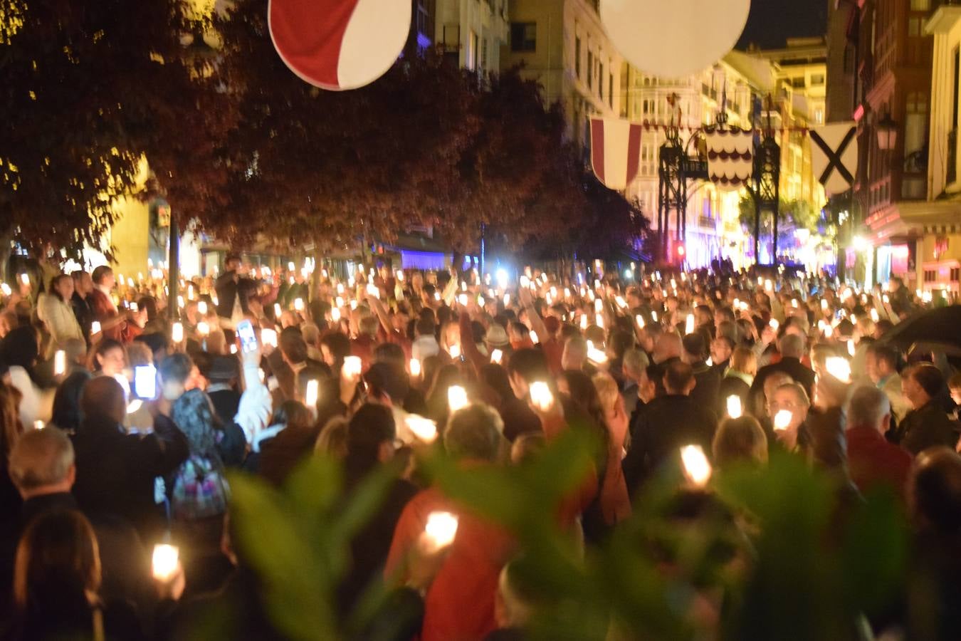 La Cofradía de San Bernabé celebró el encendido de luminarias en cumplimento del Voto de San Bernabé.