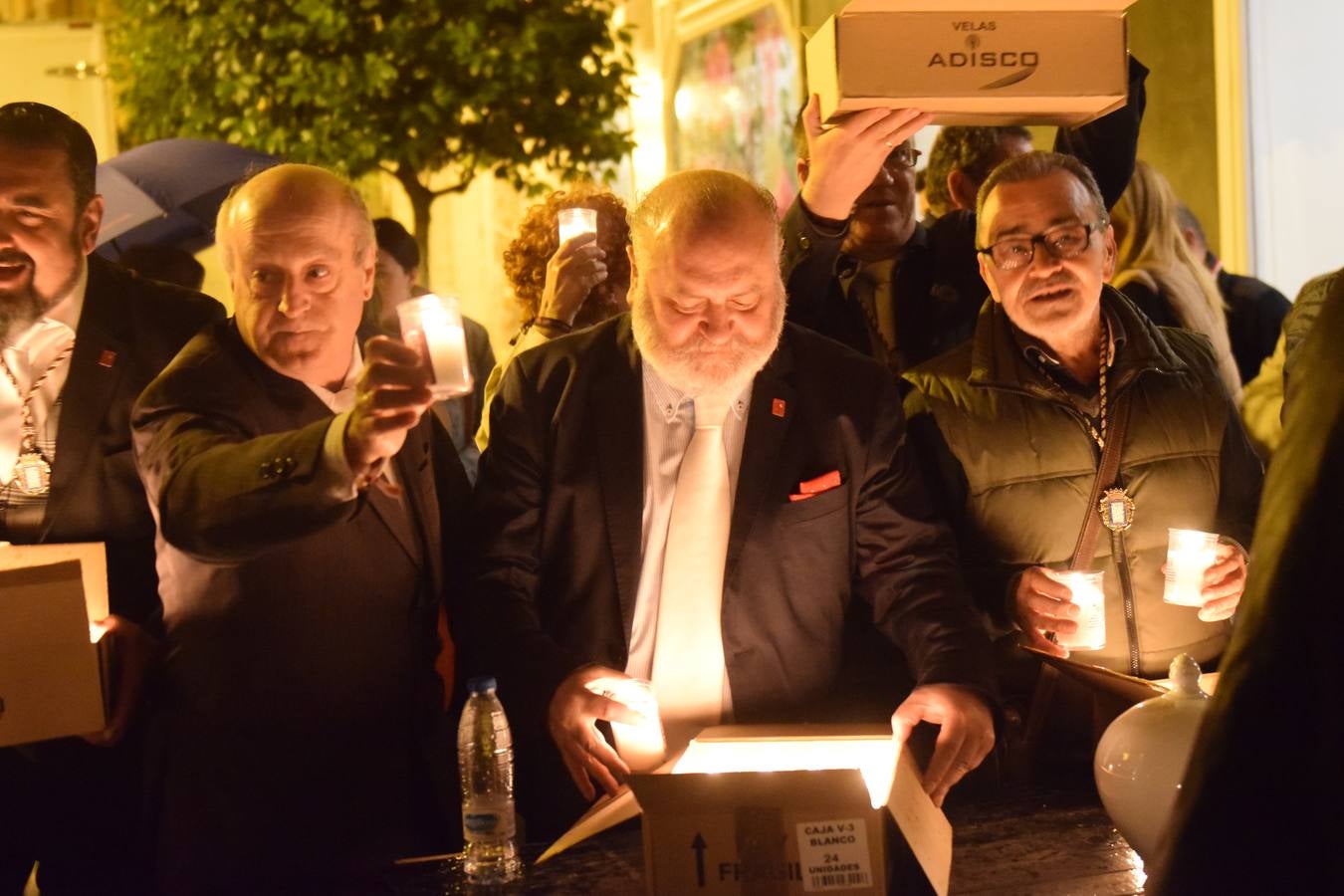 La Cofradía de San Bernabé celebró el encendido de luminarias en cumplimento del Voto de San Bernabé.