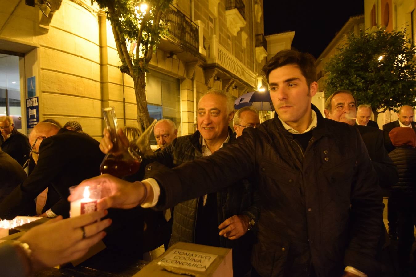 La Cofradía de San Bernabé celebró el encendido de luminarias en cumplimento del Voto de San Bernabé.