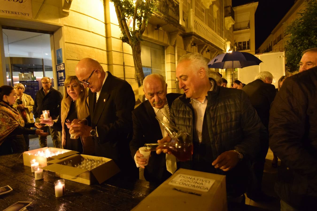 La Cofradía de San Bernabé celebró el encendido de luminarias en cumplimento del Voto de San Bernabé.